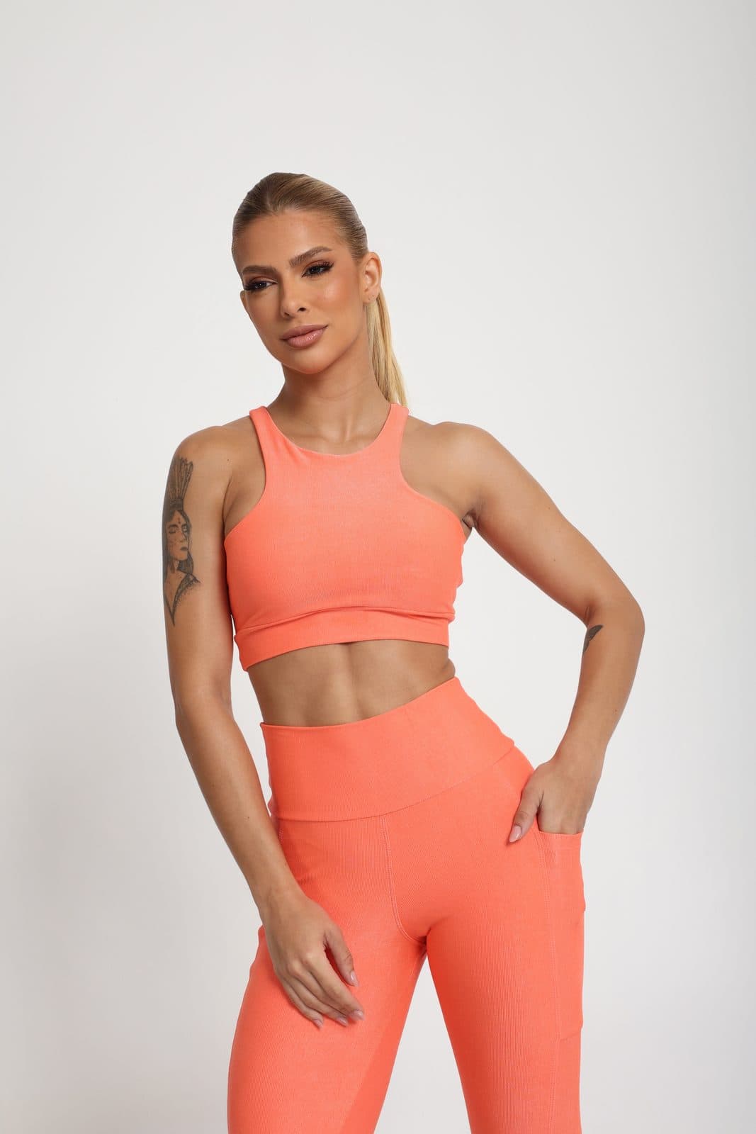 Gabriela com calça bolso lateral
